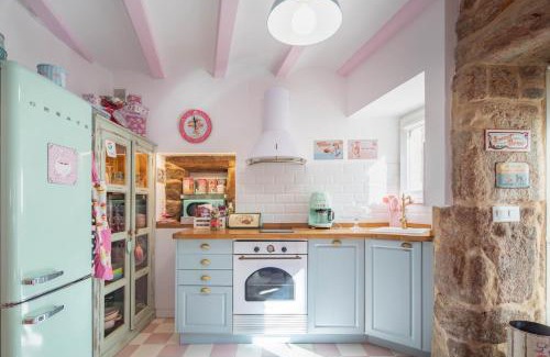 Corcubion Apartment | La Suite Años 50 La casa Barbie Bañera, chimenea