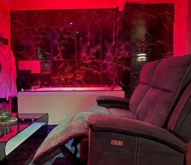 Cergy House | La Suite Prestige - Jacuzzi et cinema - Cergy-Village