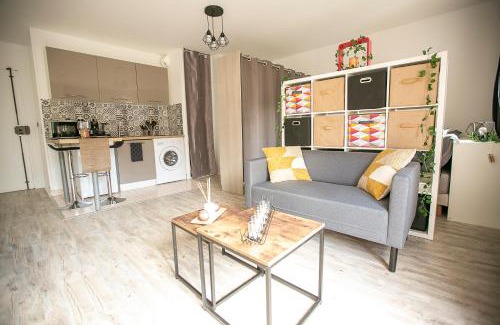 Les Mureaux Apartment | La Téranga - WIFI - Coeur de ville - Gare