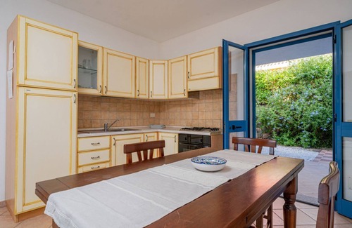 Monte Petrosu Apartment | La Tartaruga three-room apartment sleeps 6 in facility with swimming pool