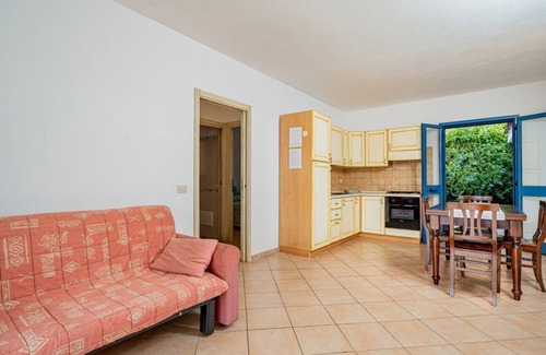 Monte Petrosu Apartment | La Tartaruga three-room apartment sleeps 6 in facility with swimming pool