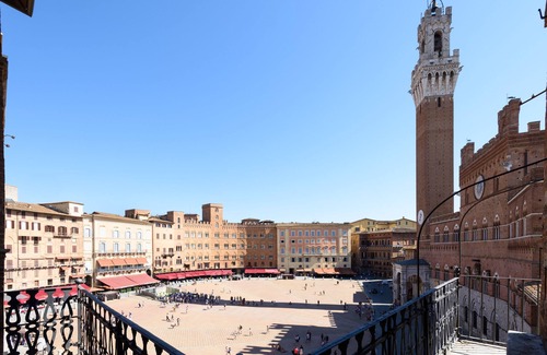Siena Historical Center House | La Terrazza Sul Campo Rooming House