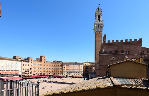 Siena Historical Center House | La Terrazza Sul Campo Rooming House