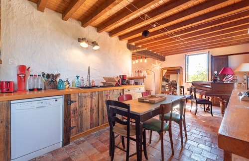 Malabat House | La Toumet – Family House with Pool and Pyrenees View