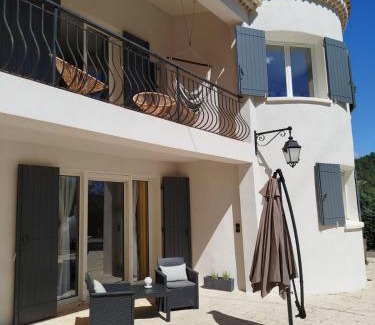 Le Puy-Sainte-Reparade House | La Tourelle Suite Cosy entre vignoble aixois et Luberon