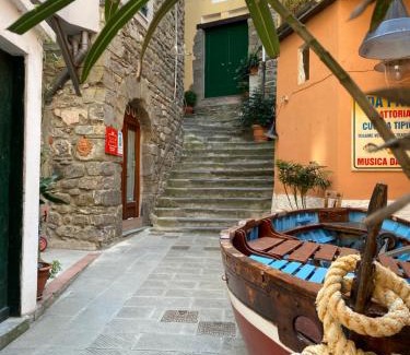 Vernazza House | La Verde di Vernazza - Art Studio - AC&WiFi - Vernazzarentals
