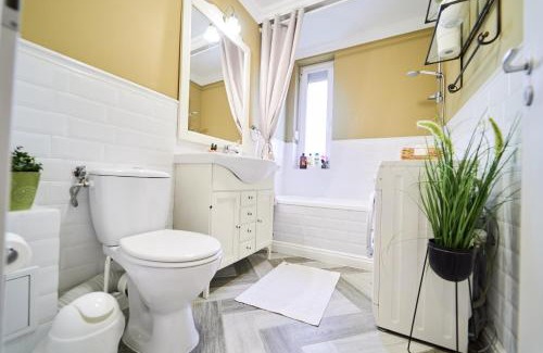 Dumbravita Apartment | La Vie en Rose Chic French-Style Apartment with Parking in Timisoara