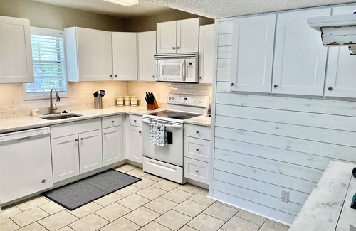 Saint Simons Heights Condo | La Vie Insulaire -optional BIKES–Walk 2 Redfern Village, shops, and restaurants!