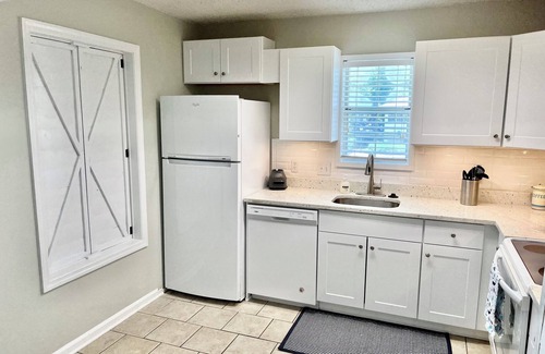Saint Simons Heights Condo | La Vie Insulaire -optional BIKES–Walk 2 Redfern Village, shops, and restaurants!
