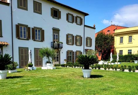 Livorno Apartment | LA VILLA APARTMENTS - Convenient for Sardinia and Corsica - 4 beds - Private Parking included with Camera