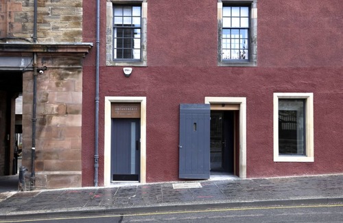Old Town Apartment | Laboratory Store: 2bed moments from Royal Mile