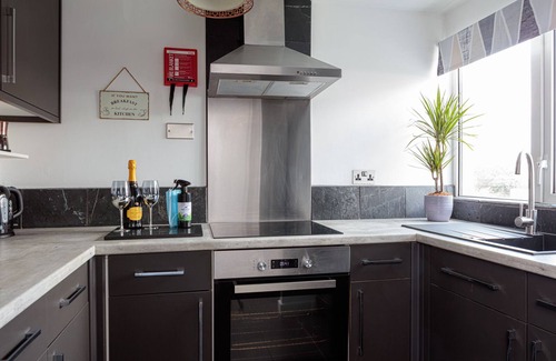 Lancing Apartment | Laburnum Apartment by the Sea with Private Garden