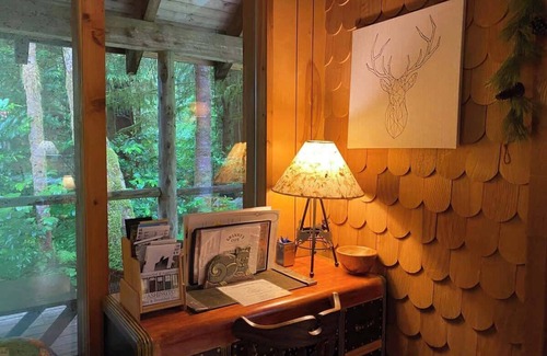 Forks Apartment | Lady Lodge Room near Olympic National Park