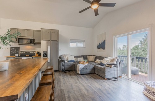 Copperopolis House | Lady Luna Lake House & Bungalows by Lake Tulloch