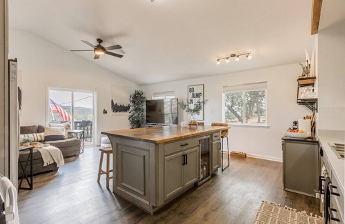 Copperopolis House | Lady Luna Lake House & Bungalows by Lake Tulloch