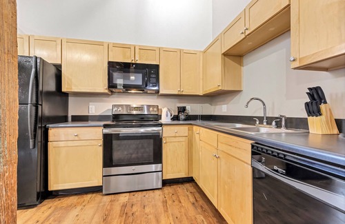 Lafayette Square Apartment | Lafayette 305 I Spacious 1Bd I Free Parking
