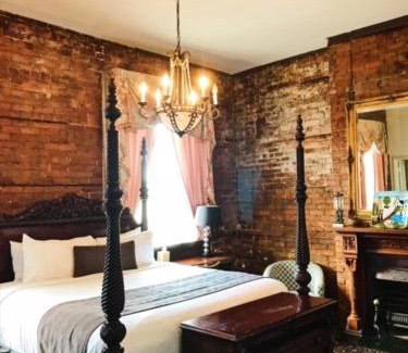 French Quarter Hotel | Lafitte Hotel & Bar