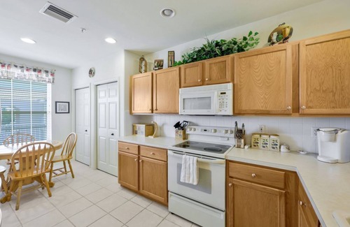 Tropical Cove Condo | Lago Lindo at Lexington CC Lake Village