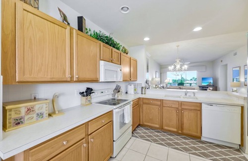 Tropical Cove Condo | Lago Lindo at Lexington CC Lake Village