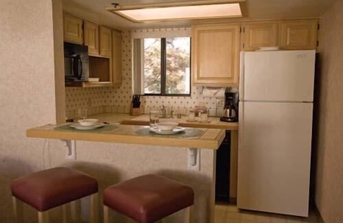 Big Bear Lake Hotel | Lagonita Lodge - Heated Indoor Pool & Spa - Game Room - On The Lake 1