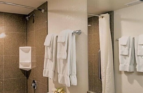 Big Bear Lake Hotel | Lagonita Lodge - Heated Indoor Pool & Spa - Game Room - On The Lake 1