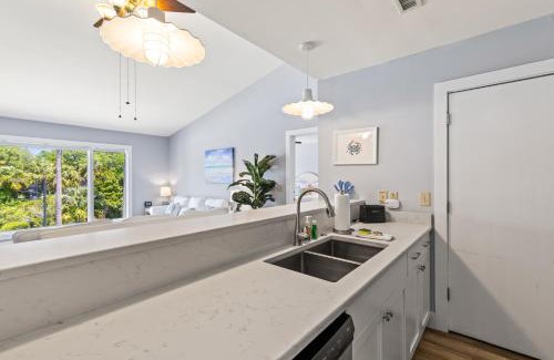 Isle of Palms Apartment | Lagoon Villa 6 - 5 Min Walk to Beach! Top Floor!