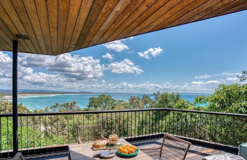 Noosa Heads House | Laguna Bay Vista - Amazing Views Over the Prestigious Laguna Bay