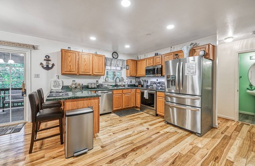 Mineral House | Laid-back lake house with porch, deck, grill, firepit, game room, AC, & W/D