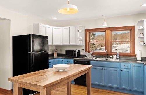 Bloomville House | Laid-Back Log Cabin Vibes | A/C Chill & Epic Mountain Views