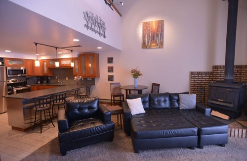 McCall Condo | Laid Back Lounge: Seasonal Pool and Tennis Court, Close to Golf Course