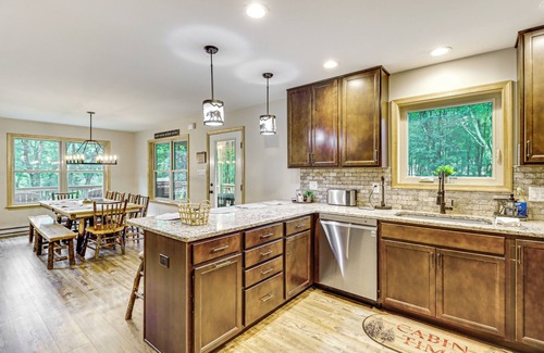 Albrightsville Cabin | Lake Access & Hot Tub: Forest-View Poconos Cabin
