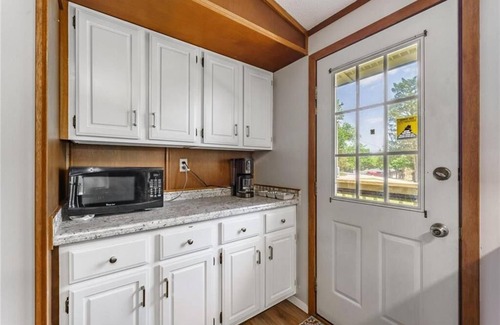 Lost Bridge Village Cabin | Lake Access Mountain view 3BHK Getaway w Deck Patio