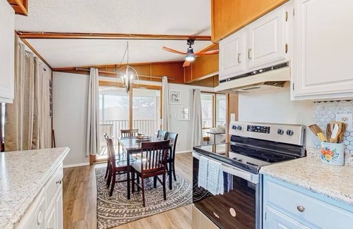 Lost Bridge Village Cabin | Lake Access Mountain view 3BHK Getaway w Deck Patio