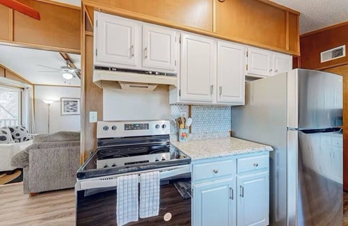 Lost Bridge Village Cabin | Lake Access Mountain view 3BHK Getaway w Deck Patio