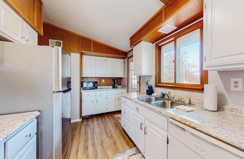 Lost Bridge Village Cabin | Lake Access Mountain view 3BHK Getaway w Deck Patio
