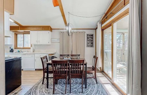 Lost Bridge Village Cabin | Lake Access Mountain view 3BHK Getaway w Deck Patio