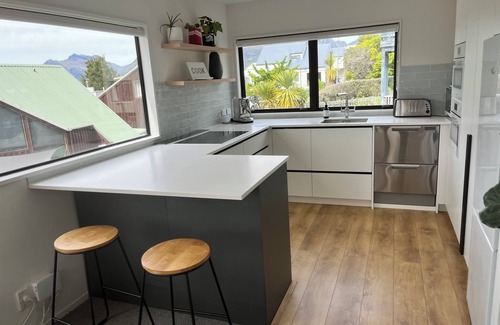 Queenstown House | Lake and Mountain Views 3 Bedroom House Close to town and Airport