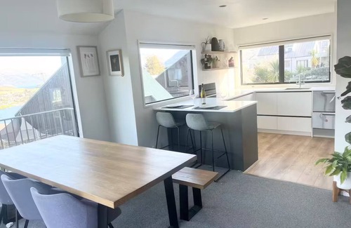 Queenstown House | Lake and Mountain Views 3 Bedroom House Close to town and Airport