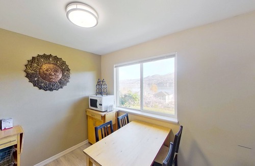 Chelan Condo | Lake and mountainview condo with washer/dryer & patio - close to town & water