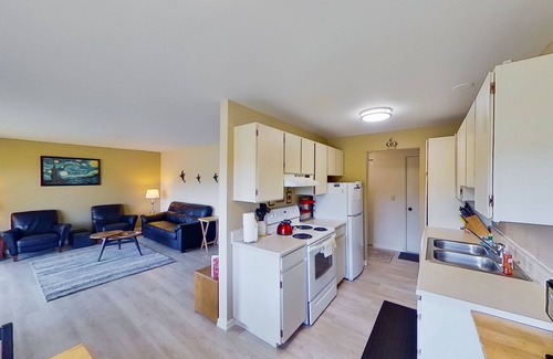 Chelan Condo | Lake and mountainview condo with washer/dryer & patio - close to town & water