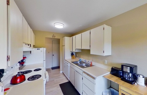 Chelan Condo | Lake and mountainview condo with washer/dryer & patio - close to town & water