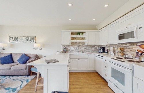 Chelan Condo | Lake and pool-view condo with beach access, 5 pools, hot tub, & balcony