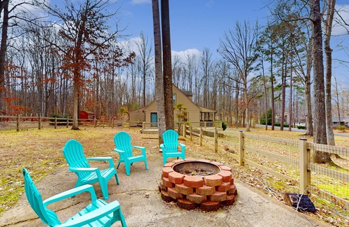Bumpass House | Lake Anna home on large corner lot with kayaks, paddleboard, firepit & grill
