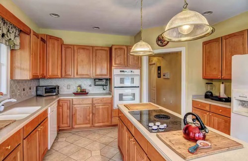Livingston House | Lake Anna public side, private boat ramp, firepit, sandy beach & more!