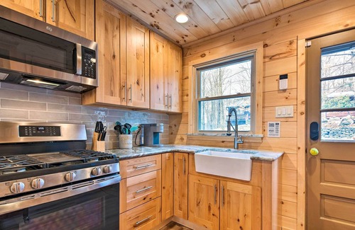 Greentown Cabin | Lake Ariel Cabin w/Community Pool & Lake Access!
