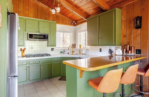 Twin Peaks Cabin | Lake Arrowhead Cabin - Hot Tub Game Room AC Fire Pit Pet Friendly