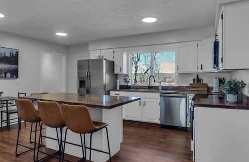 Cadiz House | Lake Barkley Retreat - Newly Renovated - 5 BR
