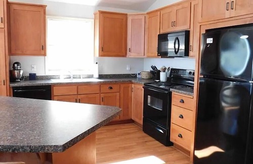Algoma Cabin | Lake/Beach Cabin! Hot Tub! Kayaks + Bikes! Slp 8!