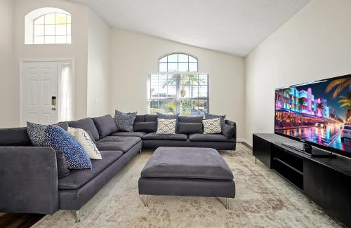 Lake Berkley House | Lake Berkley Home: Pool, Lakefront & near Disney
