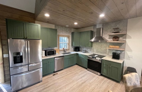 Clarkesville Cabin | Lake Burton -brand new cabin, paddleboard, kayak, & firepit right on Dicks creek